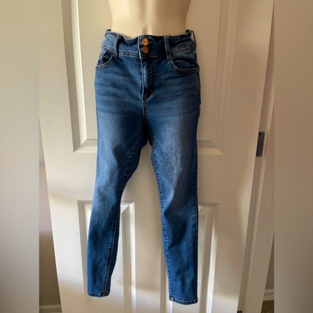 WALLFLOWER Juniors Clothing Bundle of Floral Tops and High Waist Ankle J… - Picture 12 of 15
